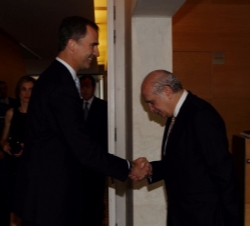 Don Felipe recibe el saludo del ministro del Interior, Jorge Fernández